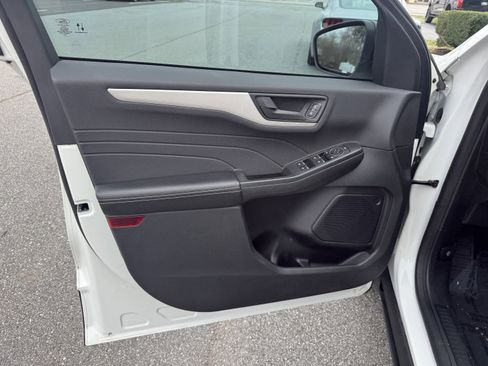 Used 2022 Ford Escape SE w/ SE Sport Appearance Package image 6