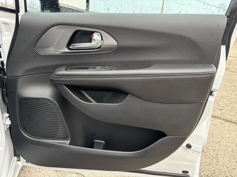 New 2026 Chrysler Pacifica Select image 30