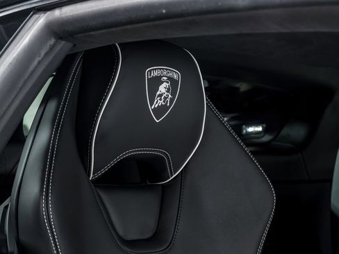 Used 2020 Lamborghini Huracan EVO RWD image 35