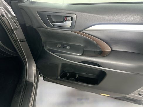 Used 2019 Toyota Highlander XLE image 34