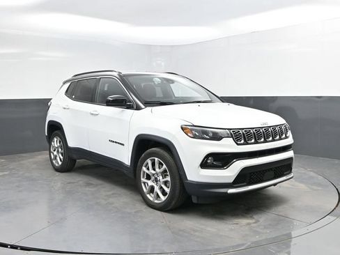 Used 2025 Jeep Compass Limited AWD/4WD image 4