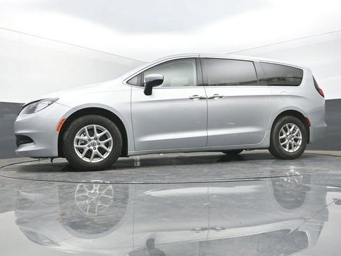 Used 2023 Chrysler Voyager LX FWD image 38