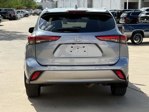 Used 2023 Toyota Highlander Platinum image 4