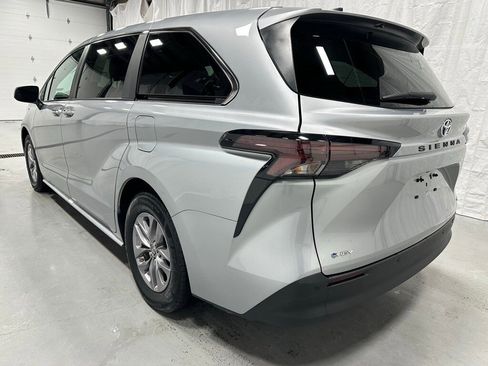 Used 2025 Toyota Sienna XLE image 5
