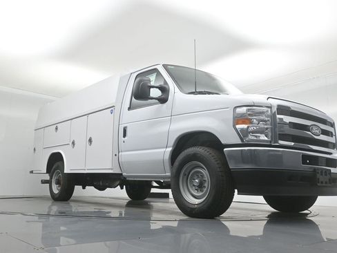 New 2026 Ford E-350 and Econoline 350 Super Duty w/ Power Equipment Group image 44