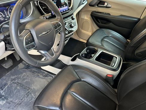 Used 2023 Chrysler Pacifica Touring-L FWD image 10