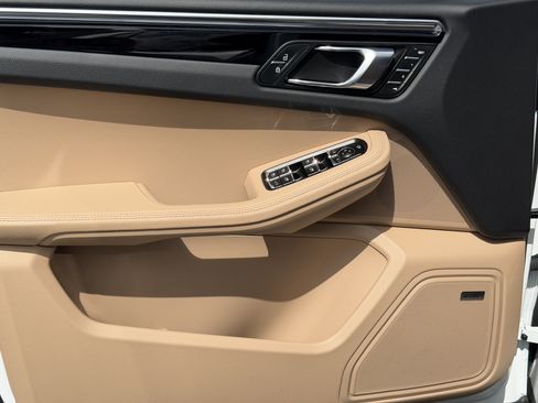 Certified 2025 Porsche Macan AWD/4WD image 23