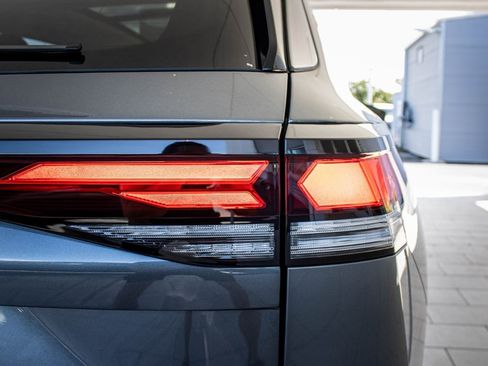 Certified 2025 Volkswagen Tiguan SE image 18