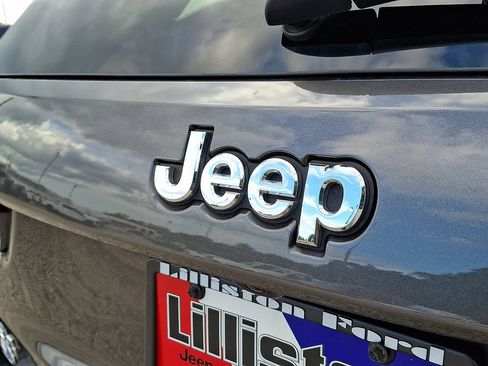Used 2021 Jeep Grand Cherokee Laredo AWD/4WD image 31