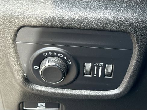 Used 2024 Jeep Grand Cherokee Laredo image 34