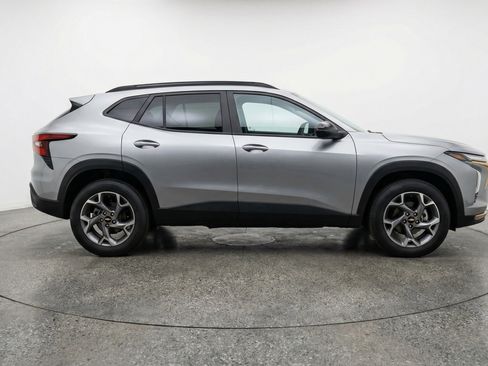 Used 2025 Chevrolet Trax LT w/ LT Convenience Package image 11
