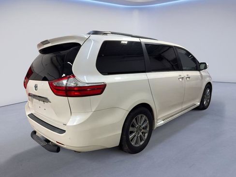 Used 2018 Toyota Sienna Limited image 7