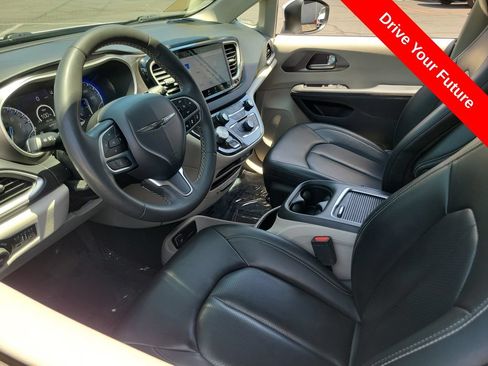 Used 2023 Chrysler Pacifica Touring-L FWD image 3