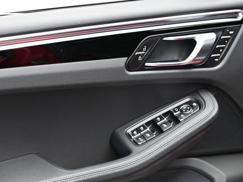 Used 2025 Porsche Macan image 37