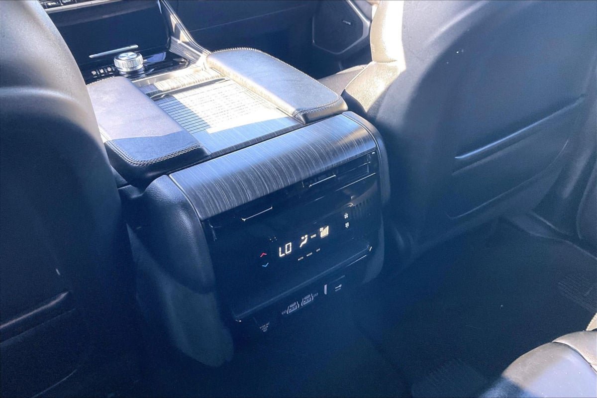 Used 2024 Jeep Wagoneer L Series II RWD image 32