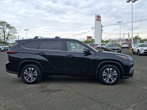 Used 2024 Toyota Highlander XLE AWD/4WD image 8