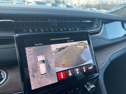 Used 2022 Jeep Grand Cherokee Summit w/ Luxury Tech Group V image 17