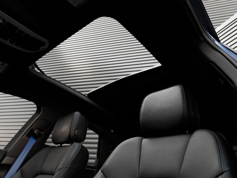 Certified 2025 Porsche Macan AWD/4WD image 14
