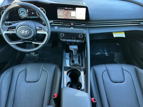 Used 2025 Hyundai Elantra Limited image 15