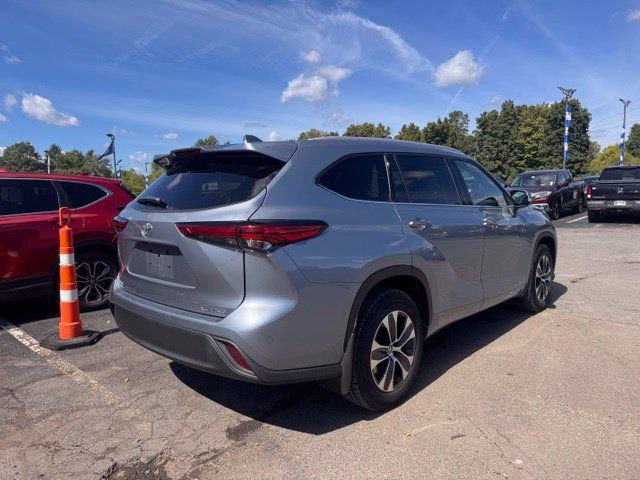 Used 2022 Toyota Highlander XLE AWD/4WD image 2