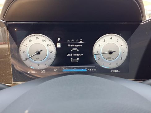 Used 2025 Hyundai Elantra Limited FWD image 16