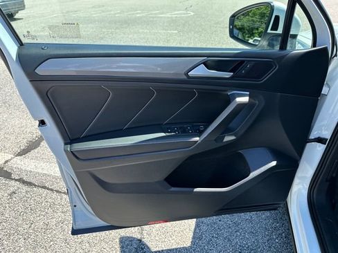 Certified 2023 Volkswagen Tiguan SE w/ Panoramic Sunroof Package AWD/4WD image 11