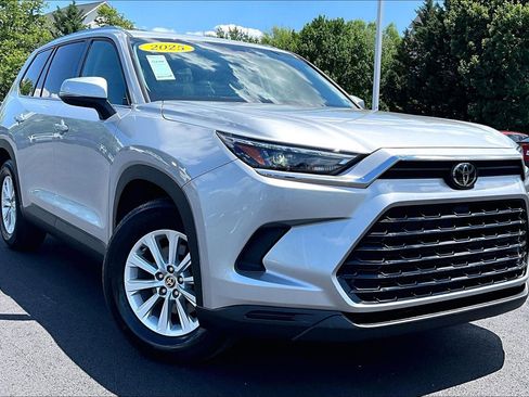 Used 2025 Toyota Grand Highlander AWD image 2