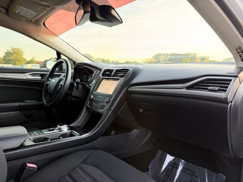 Used 2019 Ford Fusion SE FWD image 19