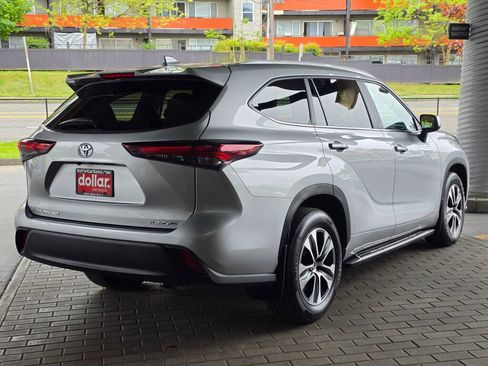 Used 2024 Toyota Highlander XLE AWD/4WD image 5
