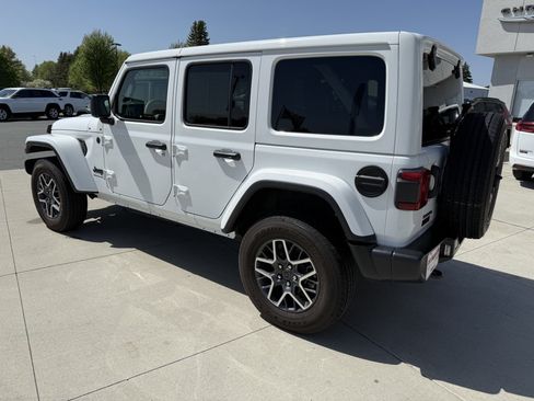Used 2025 Jeep Wrangler Unlimited Sahara AWD/4WD image 6