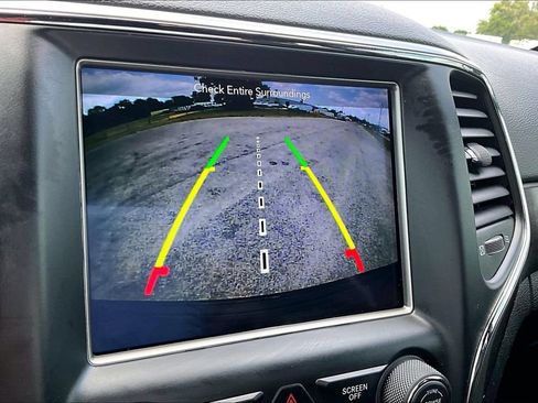 Used 2018 Jeep Grand Cherokee Altitude AWD/4WD image 19