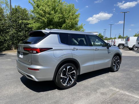 Used 2024 Mitsubishi Outlander 4WD Plug-In Hybrid image 9