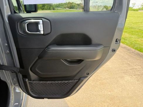 Used 2022 Jeep Wrangler Unlimited Rubicon w/ LED Lighting Group AWD/4WD image 14
