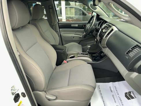 Used 2012 Toyota Tacoma 4x4 Access Cab V6 w/ TRD Off-Road Pkg image 19