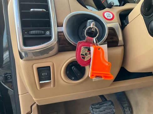 Used 2013 Porsche Cayenne image 21