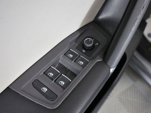 Used 2018 Volkswagen Tiguan SE AWD/4WD image 29