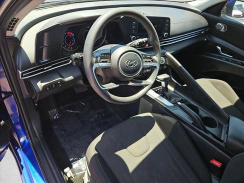 Used 2023 Hyundai Elantra SE w/ Preferred Accessory Package FWD image 9