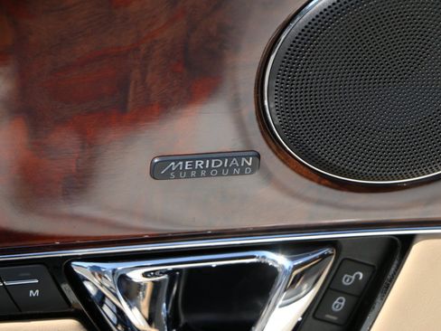 Used 2018 Jaguar XJ Supercharged RWD image 19