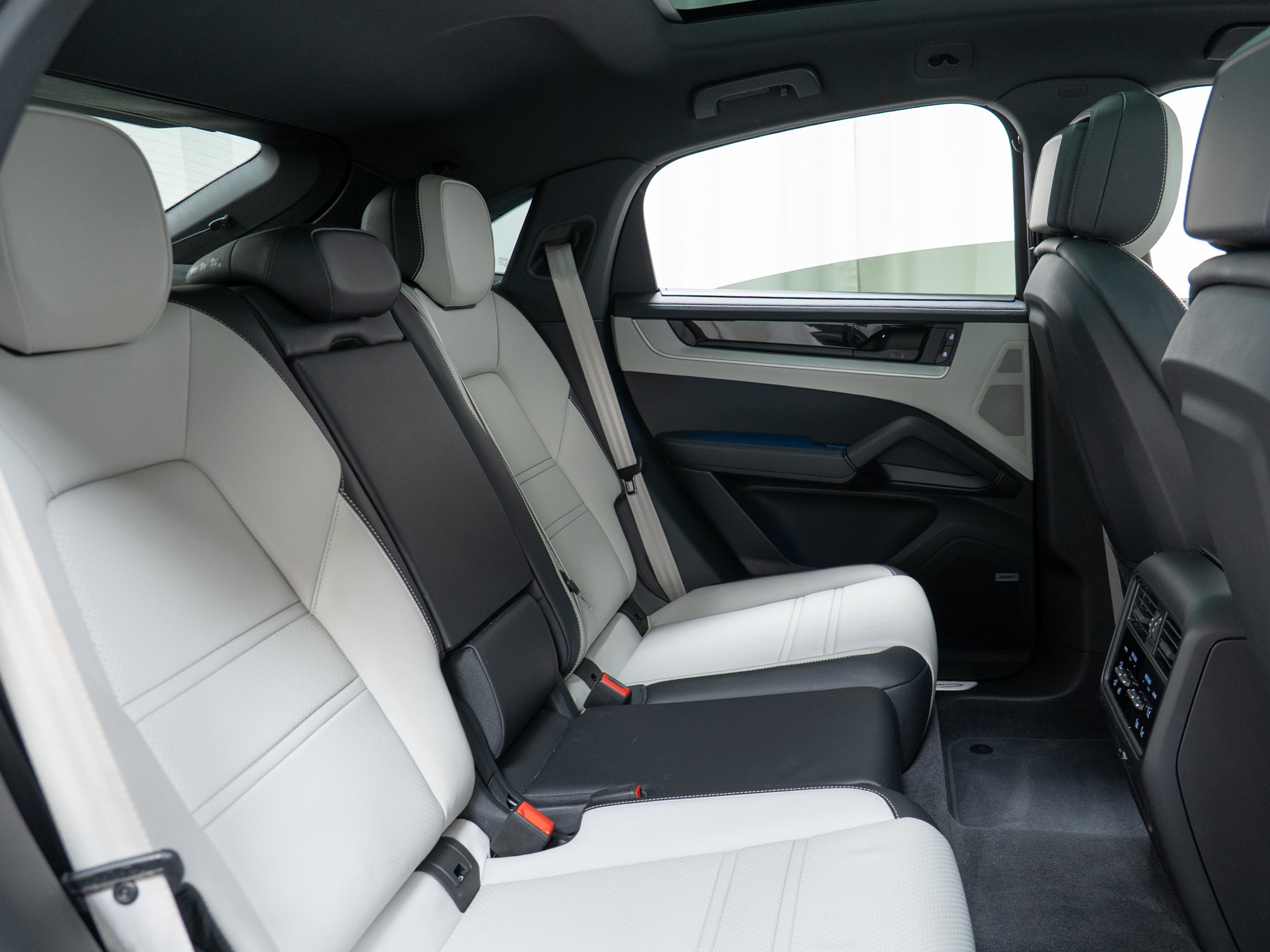 Certified 2026 Porsche Cayenne Coupe AWD/4WD image 31