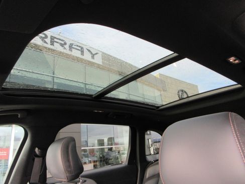 Used 2025 Lincoln Nautilus Reserve image 17