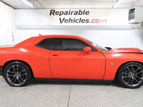 Used 2016 Dodge Challenger SRT RWD image 4