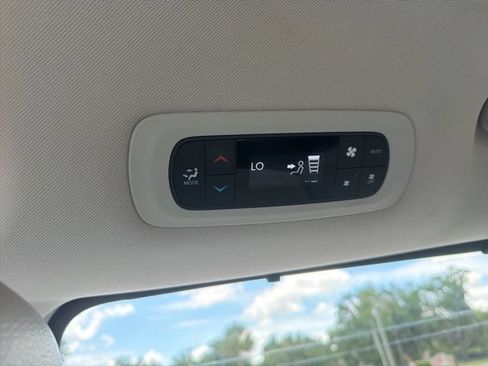 Used 2018 Chrysler Pacifica Touring-L FWD image 29