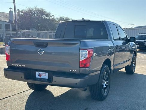 Used 2022 Nissan Titan SV image 9