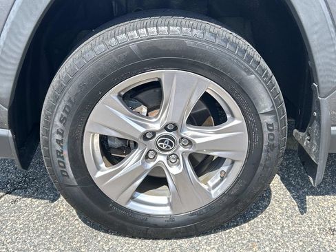 Used 2022 Toyota RAV4 XLE AWD/4WD image 9