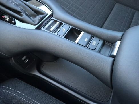 Certified 2024 Honda HR-V LX image 32