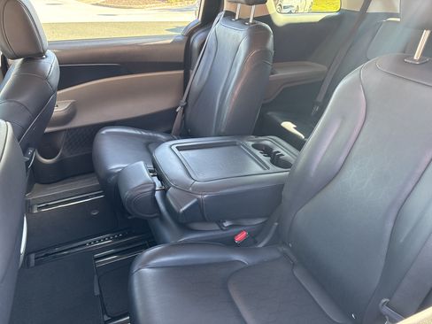 Certified 2025 Kia Carnival FWD image 18