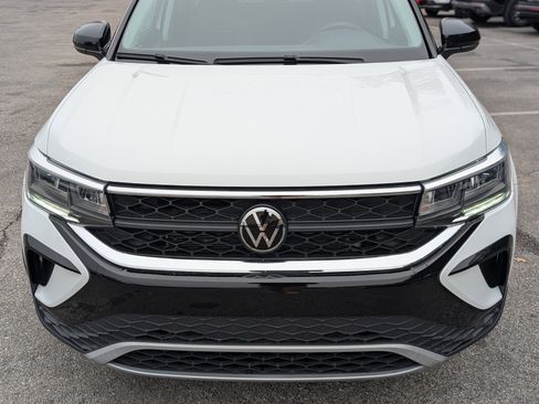 Used 2024 Volkswagen Taos SE w/ Panoramic Sunroof Package image 12