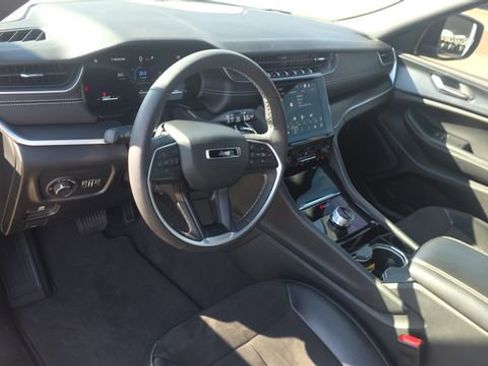 Used 2023 Jeep Grand Cherokee Altitude RWD image 12