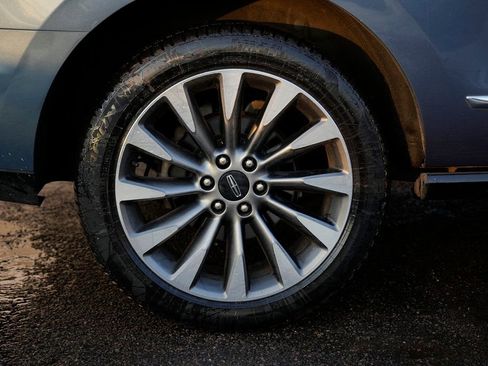 Used 2019 Lincoln Navigator Select image 11