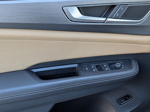 Used 2025 Volkswagen Atlas Cross Sport SE w/ Panoramic Sunroof Package image 16